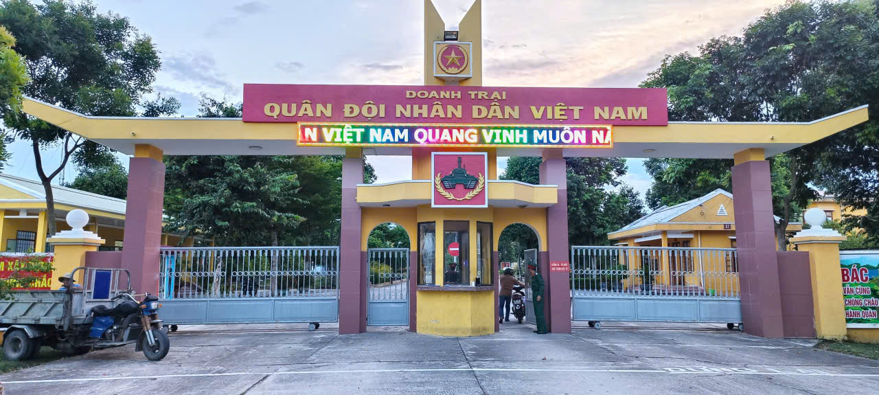 𝐂𝐨̂𝐧𝐠 𝐭𝐫𝐢̀𝐧𝐡 : Thi công lắp đặt màn hình Led P10 Outdoor